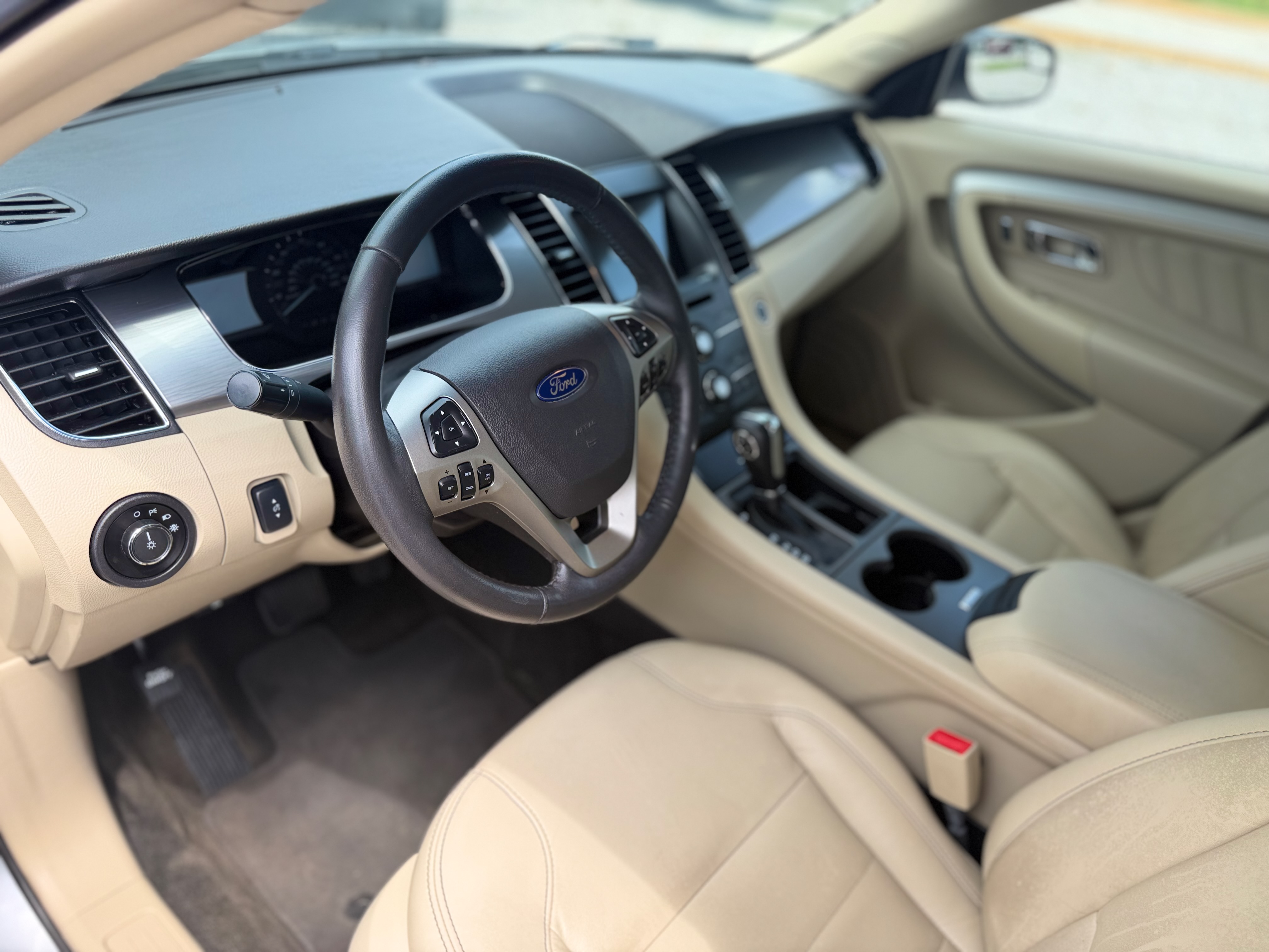 2018 Ford Taurus front view