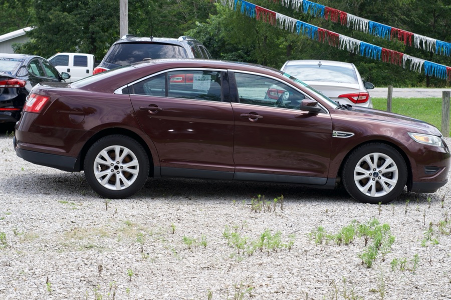 Maroon Ford Taurus SEL, side profile